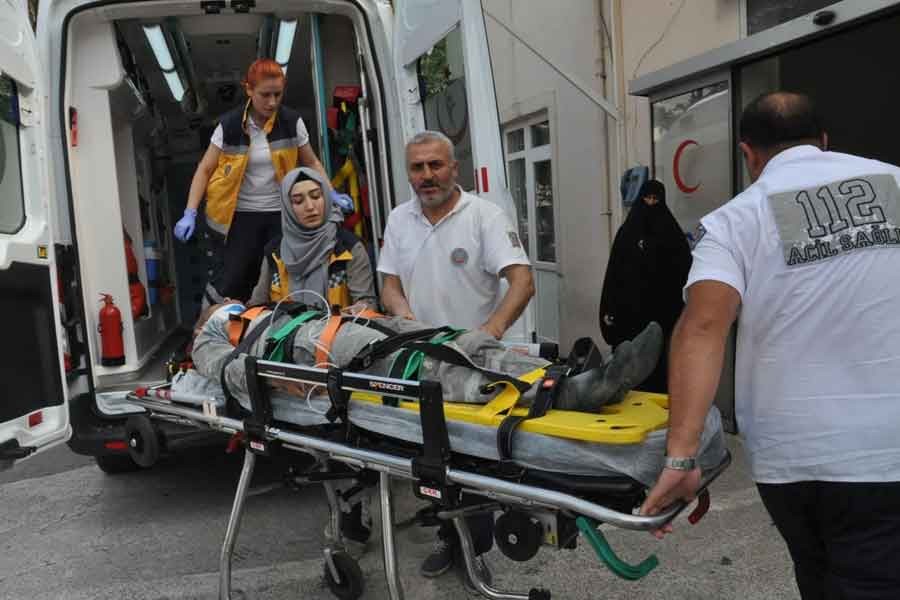 Gölcük'teki inşaatta iskeleden düşen sıvacı yaralandı