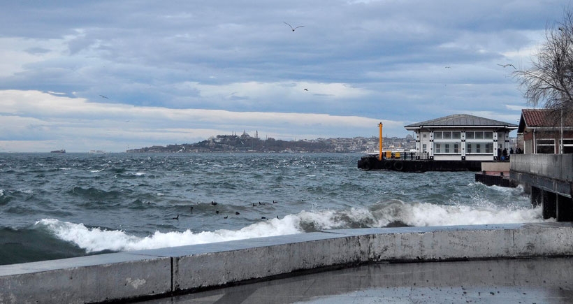 Marmara'da fırtına: Hava ve deniz seferleri iptal