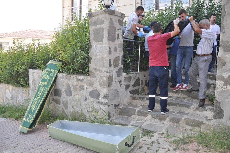 Çatıdan düşen inşaat ustası hayatını kaybetti