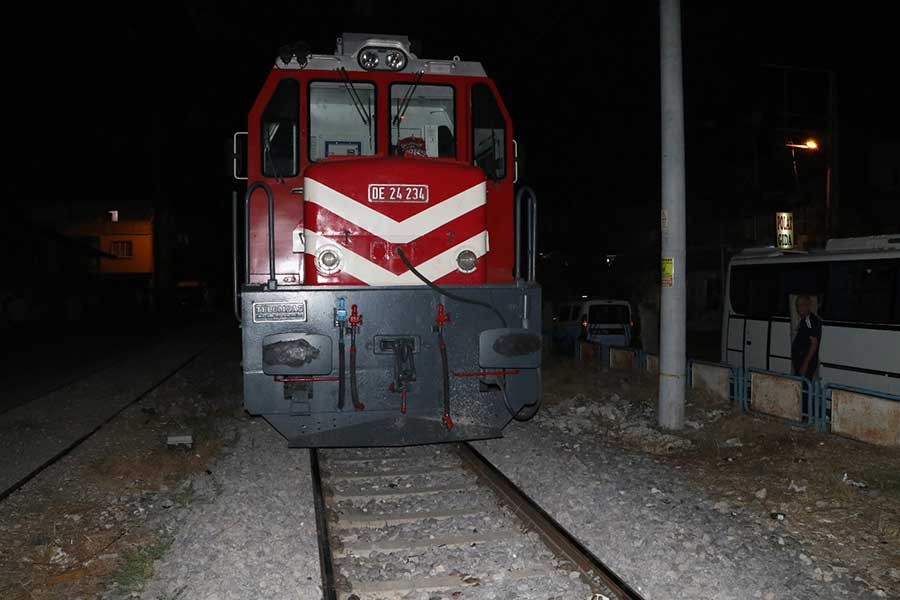 Nişana giderken tren çarptı, ağır yaralandı