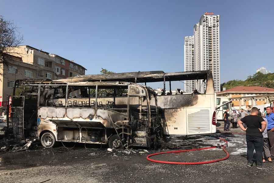 Ayazağa'da park halindeki 2 otobüs ve 2 midibüs yandı