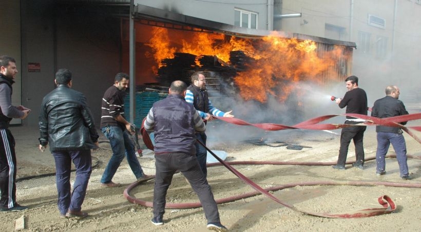 İnegöl'de üç fabrika yandı