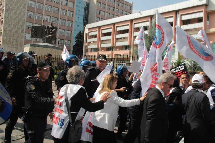 Müfredata tepki gösteren öğretmenlere polis saldırısı