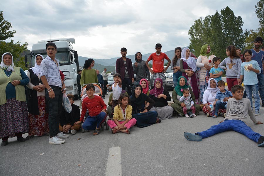 Karabük'te köylüler yol kapattı