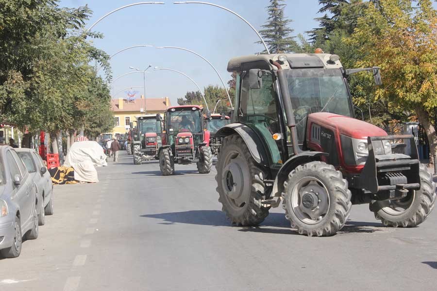 Karaman'da köylülerden pancar kotasına traktörlü protesto