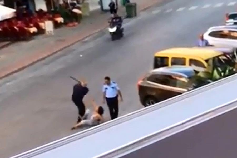 Sokak ortasında kadını darbeden polis tahliye edildi!