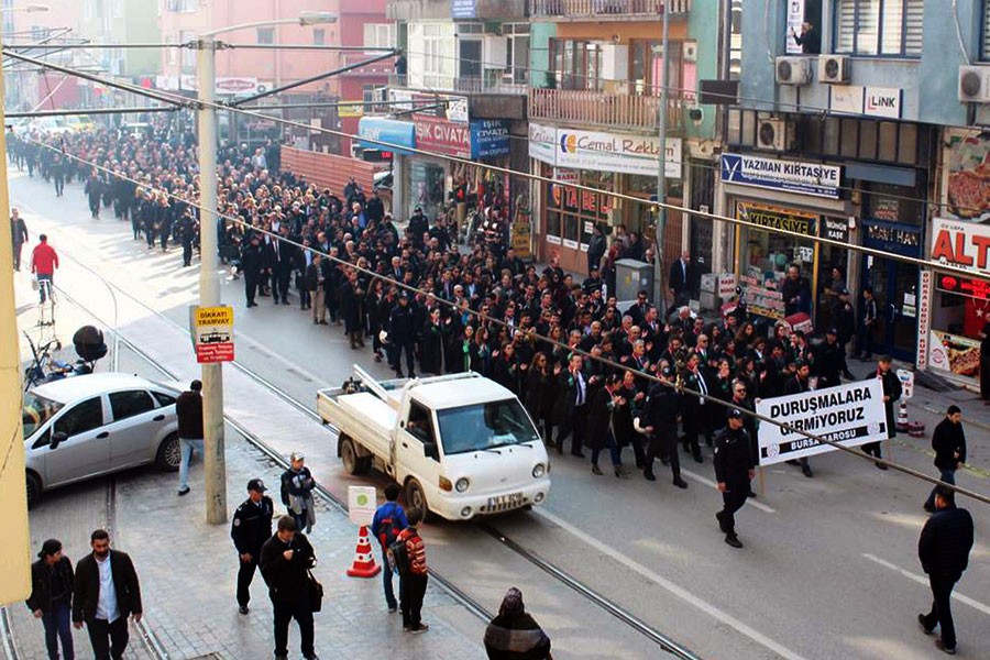 Bursa'da şiddeti protesto eden avukatlar duruşmalara girmedi