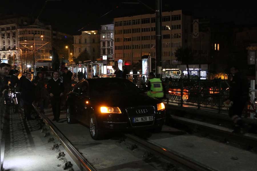 Karaköy'de otomobil tramvay yoluna girdi