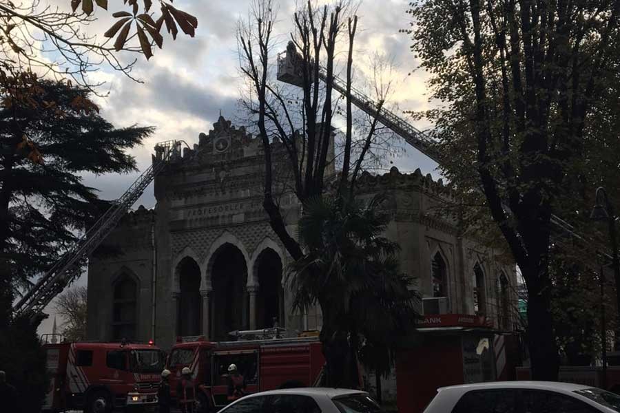 İstanbul Üniversitesinden yükselen dumanlar panik yarattı