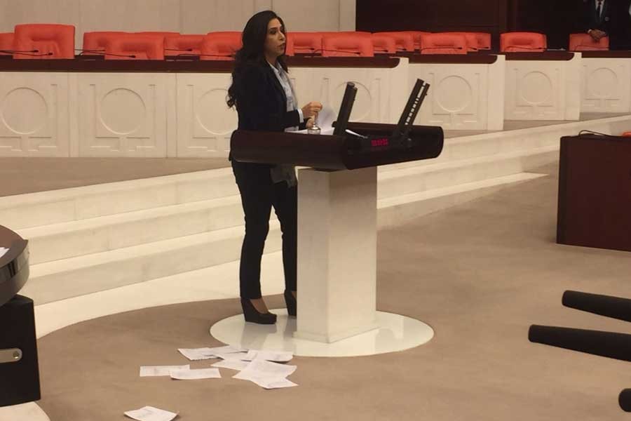 CHP'li Gülay Yedekçi 2018 bütçesini Meclis kürsüsünde yırttı