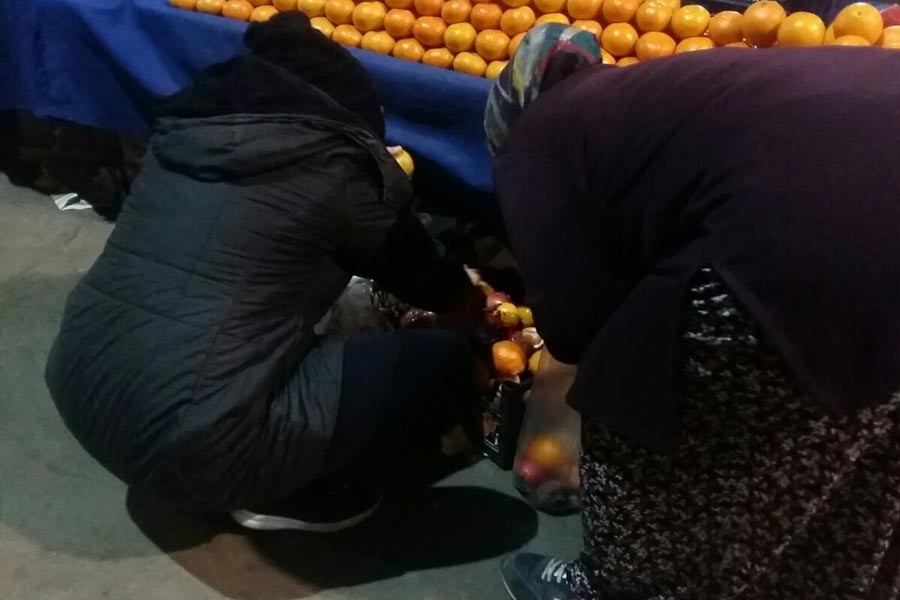 Tezgah altındaki kasalardan  1 soğan, 2 mandalina topluyoruz