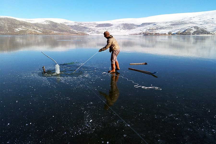 Eskimo usulü balık avlıyorlar