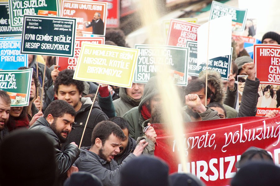 Ankara'daki yolsuzluk karşıtı eyleme polis saldırdı