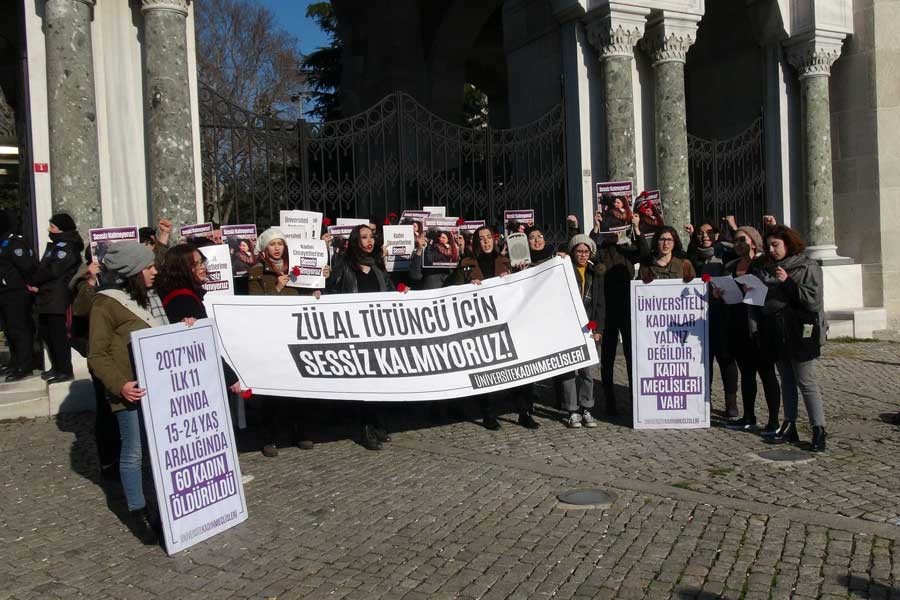 İstanbul Üniversitesi önünde Zülal Tütüncü protestosu