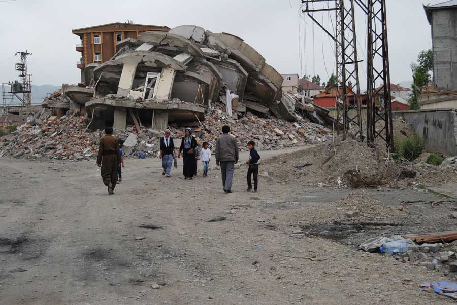 Yüksekova'da sağlam bina kalmamış