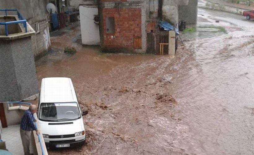 Artvin’de sağanak yağış nedeniyle Arhavi, Hopa ve Borçka ilçelerini sel bastı. Sel nedeniyle Hopa’da bir bina çökerken, köy yolları kapandı, araçlar su altında kaldı. Hopa'da 7 kişi öldü.