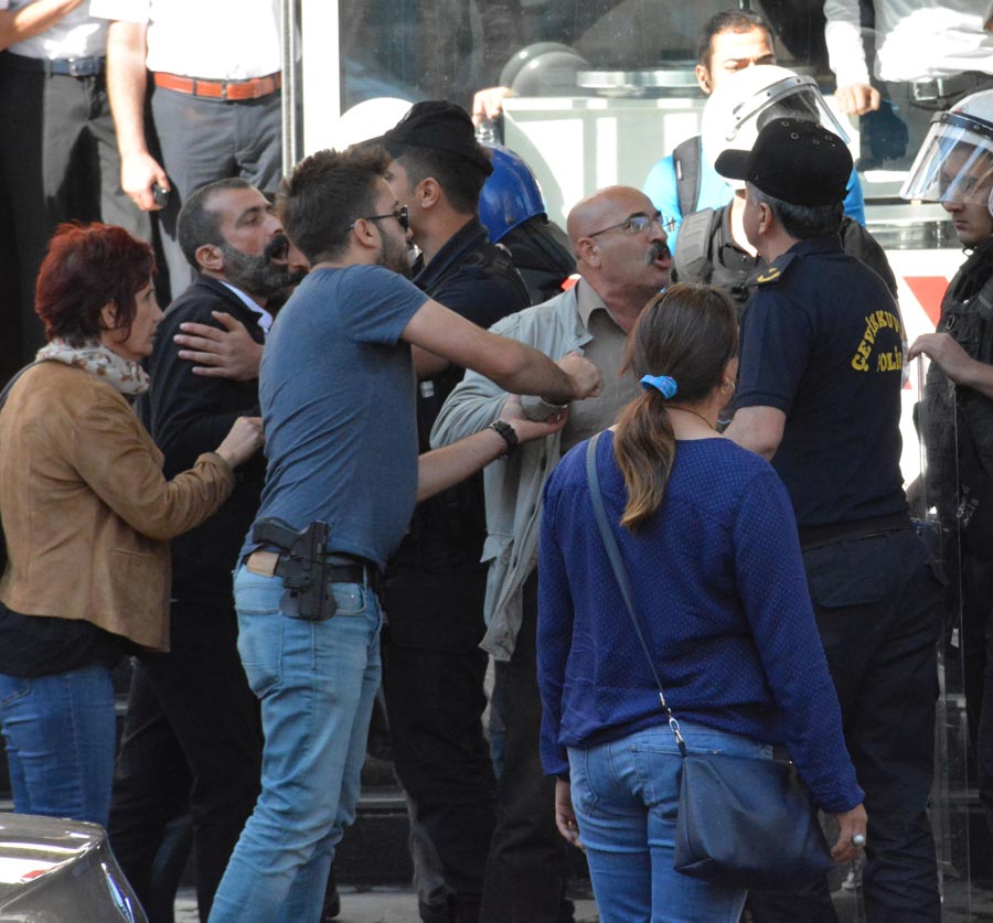 Diyarbakır Belediyesi önünde polis saldırısı