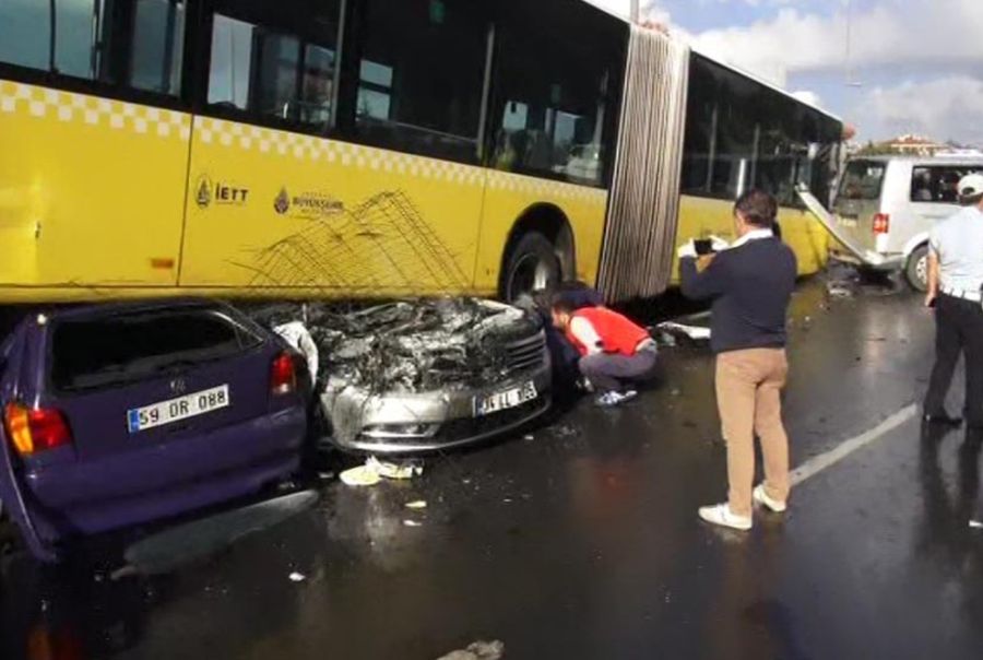 Metrobüs yoldan çıktı