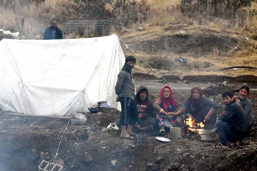 Sınırdaki sığınmacılar zor şartlarda yaşam mücadelesi veriyor