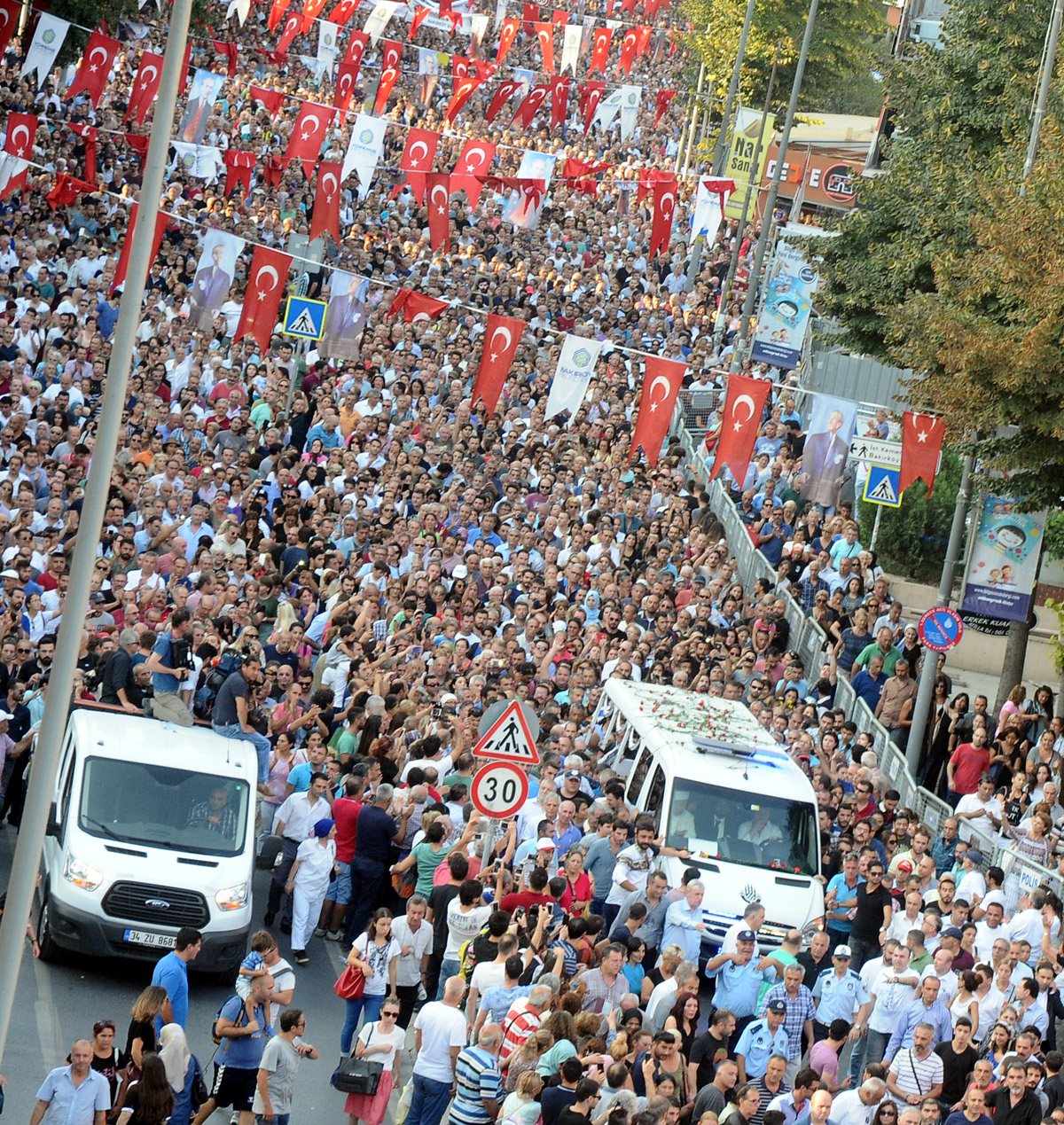 Tarık Akan sevgi seliyle uğurlandı