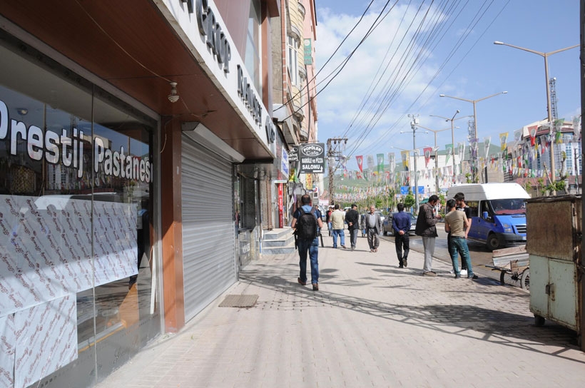 Cumhurbaşkanı ve Başbakan Yüksekova'da protesto edildi